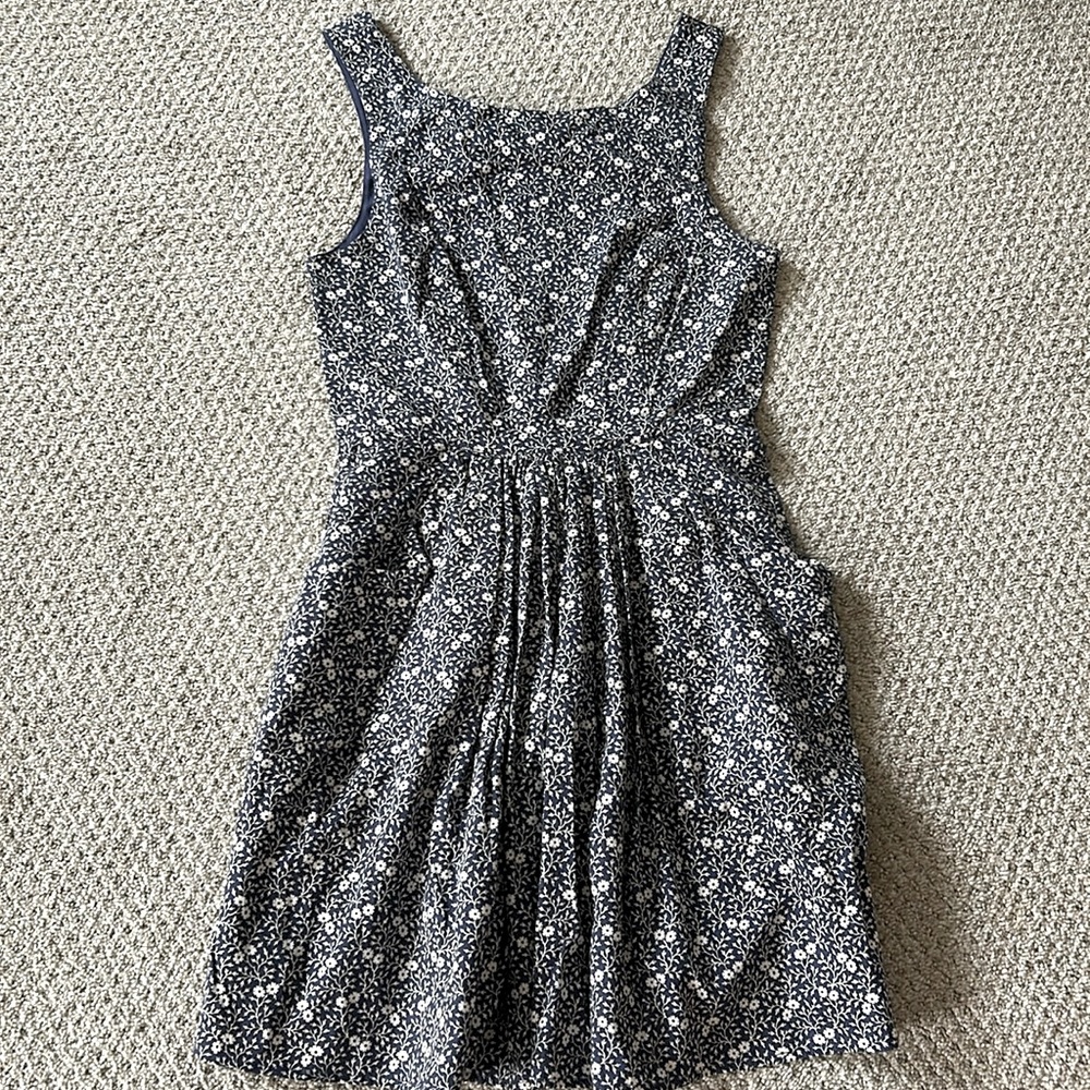 Jack Wills Sz UK 8/US 4 Navy & White floral dress w/pockets and cute back detail